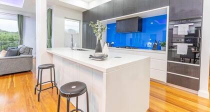 Luxury 5BD house w water view in Melrose Park