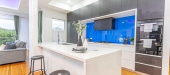 Luxury 5BD house w water view in Melrose Park