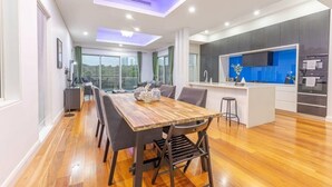 Una cocina moderna con una isla central, electrodomésticos integrados y vistas al exterior.