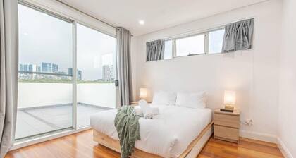 Luxury 5BD house w water view in Melrose Park