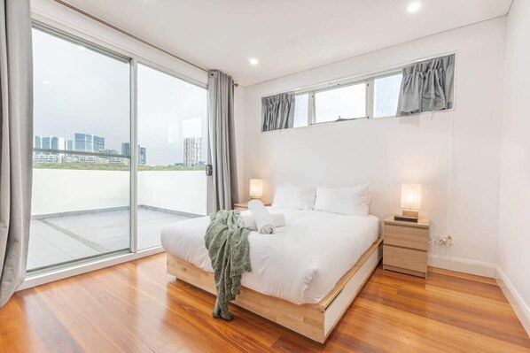 5 bedrooms, iron/ironing board, WiFi, bed sheets