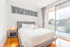 5 bedrooms, iron/ironing board, WiFi, bed sheets