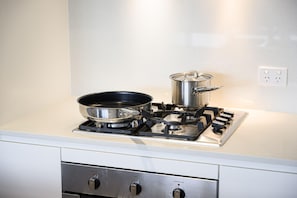 Jääkaappi, mikroaaltouuni, uuni, liesi