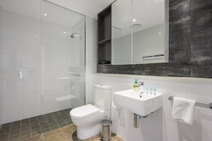 Suihku, hiustenkuivaaja, pyyhkeet