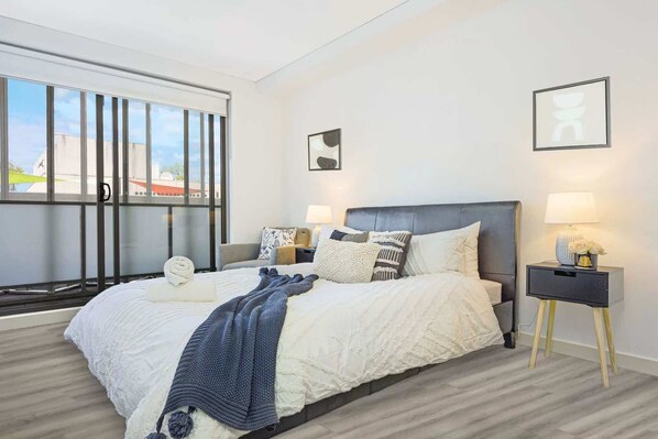 2 bedrooms, desk, iron/ironing board, WiFi