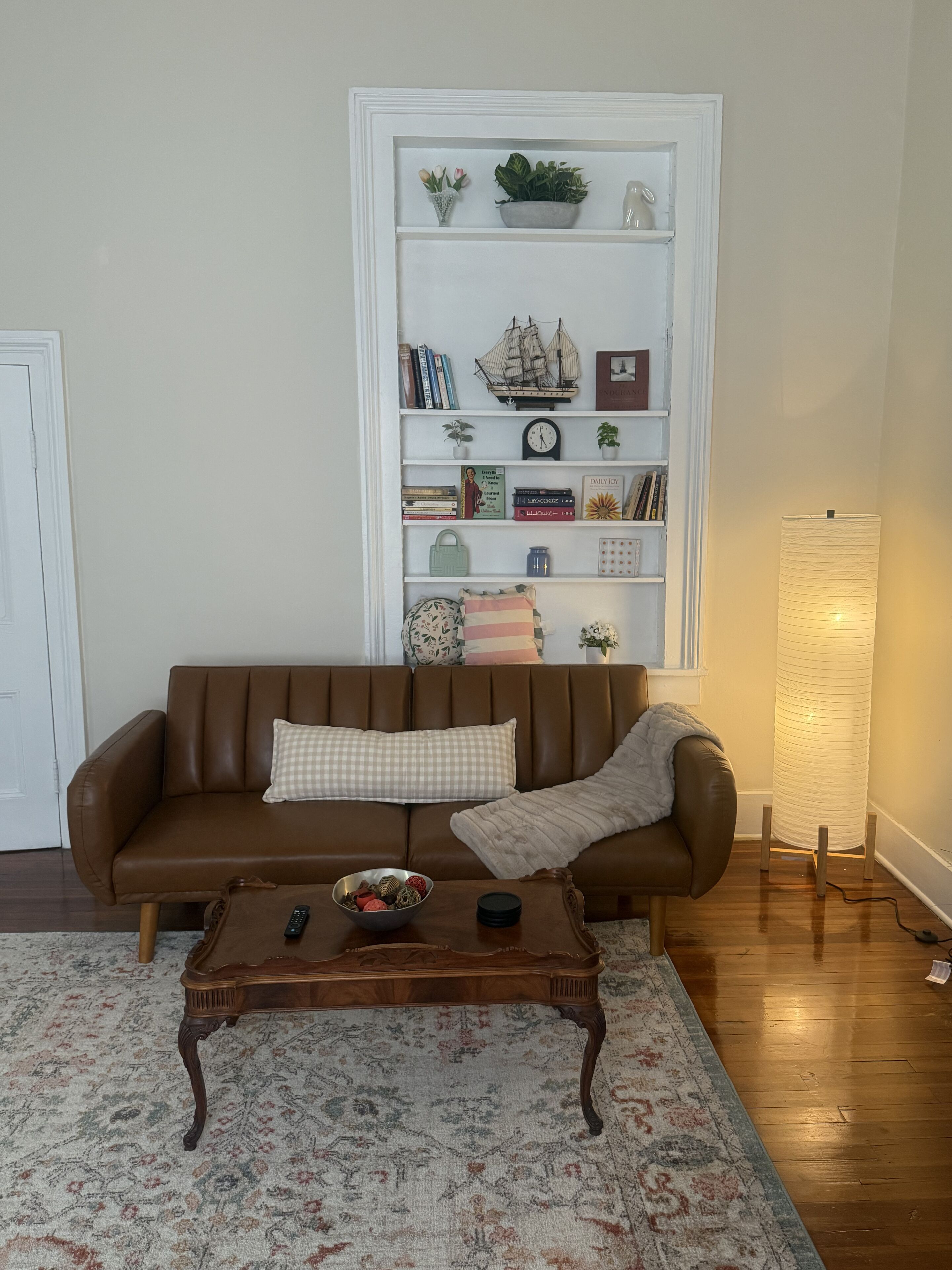 Living room with pull out double futon (bedding provided)