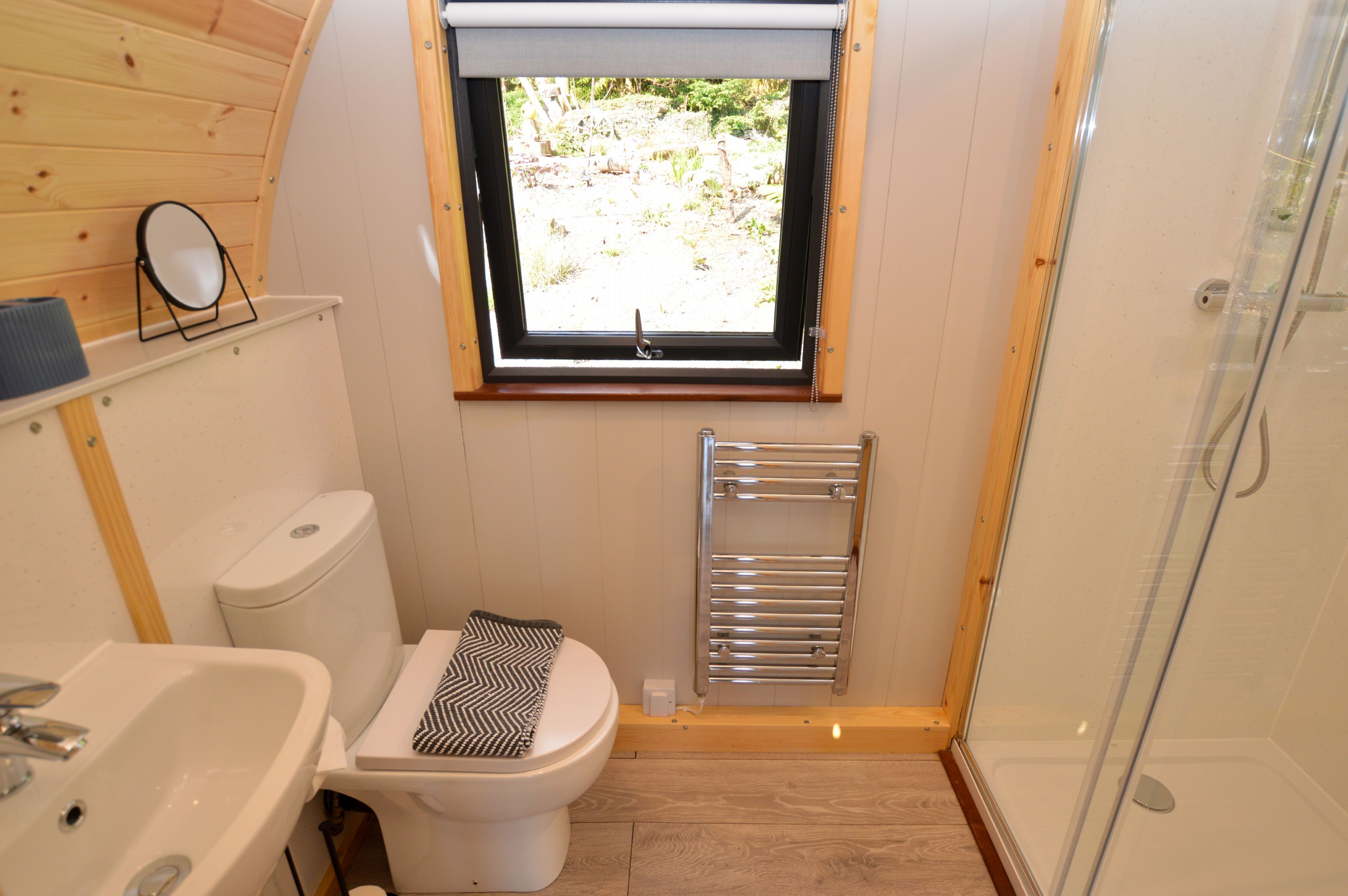 Douche, articles de toilette écologiques, serviettes fournies