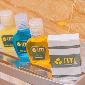 Ducha, artículos de higiene personal gratuitos, toallas y jabón