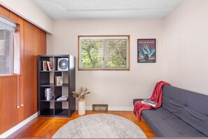 5 bedrooms - Spacious Home w Indoor Pool (Vancouver)