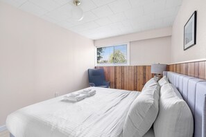 House, Smoking - Spacious Home w Indoor Pool (Vancouver)