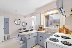 5 bedrooms - Spacious Home w Indoor Pool (Vancouver)