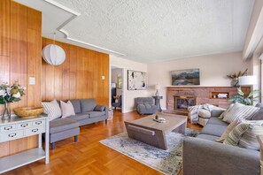5 bedrooms - Spacious Home w Indoor Pool (Vancouver)