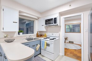 5 bedrooms - Spacious Home w Indoor Pool (Vancouver)