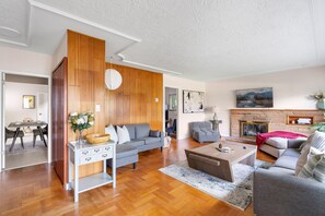 House | 5 bedrooms - Spacious Home w Indoor Pool (Vancouver)