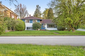 5 bedrooms - Spacious Home w Indoor Pool (Vancouver)