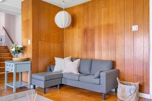 5 bedrooms - Spacious Home w Indoor Pool (Vancouver)