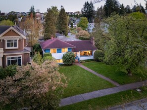 House | 5 bedrooms - Spacious Home w Indoor Pool (Vancouver)