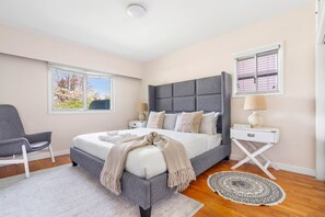 5 bedrooms - Spacious Home w Indoor Pool (Vancouver)