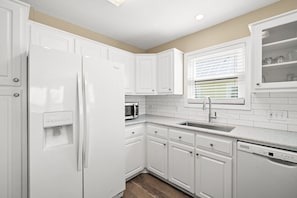 Frigorífic, microones, forn i placa de cuina 