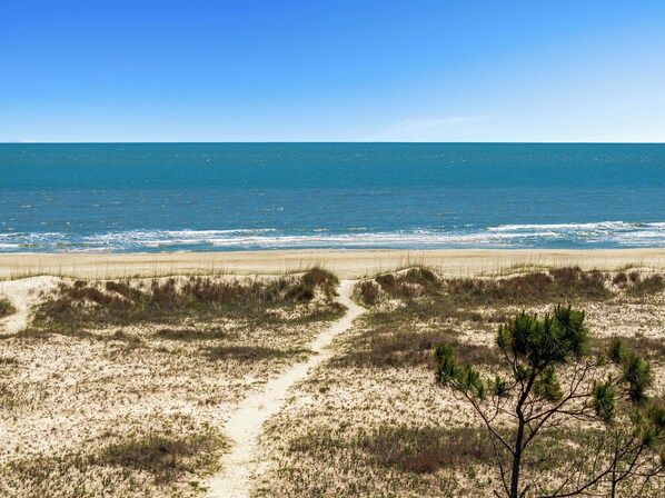 På stranden