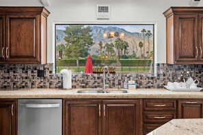 Fridge, microwave, oven, stovetop - The Hideaway: Luxury Palm Springs, Pool & Hot Tub (Palm Springs)
