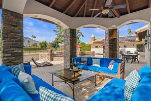 Outdoor dining - The Hideaway: Luxury Palm Springs, Pool & Hot Tub (Palm Springs)