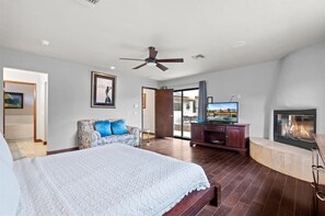5 Schlafzimmer, Schreibtisch, Bügeleisen/Bügelbrett, Reisekinderbett