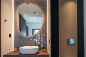 Douche, sèche-cheveux, serviettes fournies, savon