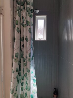Casa | Baño | Regadera, secadora de cabello, toallas 
