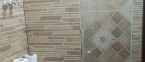 Serviettes fournies, savon, papier de toilette