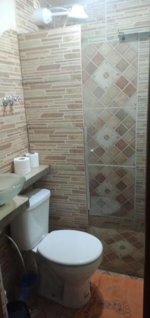 Serviettes fournies, savon, papier toilette