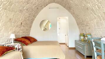 Habitación triple Confort, vistas a la ciudad | Ropa de cama hipoalergénica y edredones de plumas