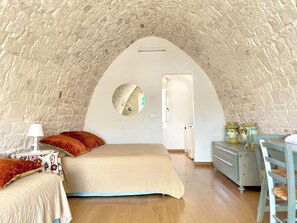 Habitación triple Confort, vista a la ciudad | Ropa de cama hipoalergénica, edredón y artículos del minibar gratis 