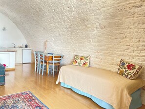 Comfort Quadruple Room, City View | Hypo-allergenic bedding, down comforters, free minibar, desk - Palazzo Agrusti Residenza d'Epoca (Alberobello)