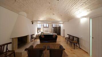 Comfort-Vierbettzimmer, Kamin, Erdgeschoss | Wohnbereich | 35-Zoll-Smart-TV mit Digitalempfang, Netflix, Kinderspielzeug