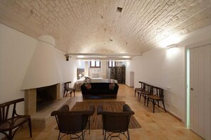 Comfort vierpersoonskamer, open haard, op benedenverdieping | Woonruimte | Een 35-inch smart-tv met digitale zenders, Netflix en speelgoed