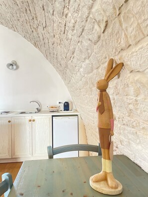 コンフォート 4 人部屋 シティビュー | 低刺激性寝具、羽毛の掛け布団、ミニバー (無料)、デスク