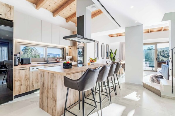 Kühlschrank, Mikrowelle, Ofen, Geschirrspüler