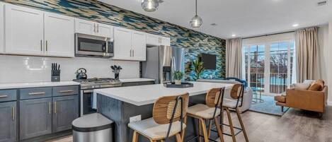 Kjøleskap, mikrobølgeovn, ovn og kokeplater