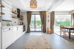 Réfrigérateur, four à micro-ondes, un four, lave-vaisselle