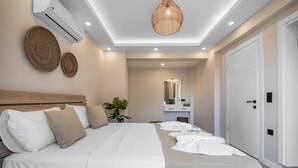 Quarto de hotel moderno com uma cama grande, uma mesa de cabeceira, um espelho e um guarda-roupa.