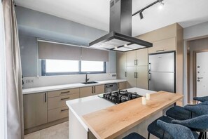 Een koelkast, een magnetron, een oven, een vaatwasser