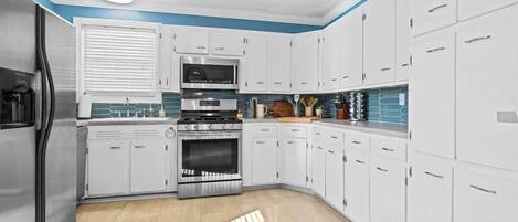 電子レンジ、食器洗い機、ハイチェア、調理器具と食器