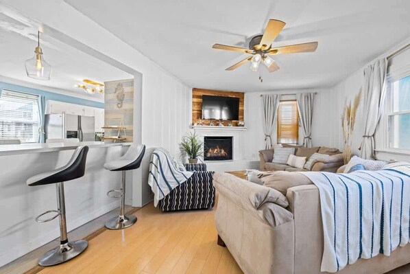 تلفزيون، مدفأة، مكتب