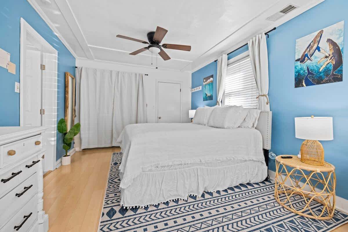 3 bedrooms, desk, iron/ironing board, travel crib