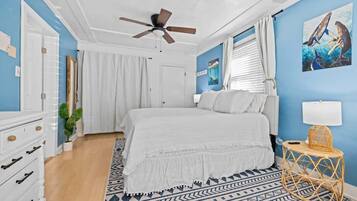 3 soverom, skrivebord, strykejern/-brett og reiseseng for barn