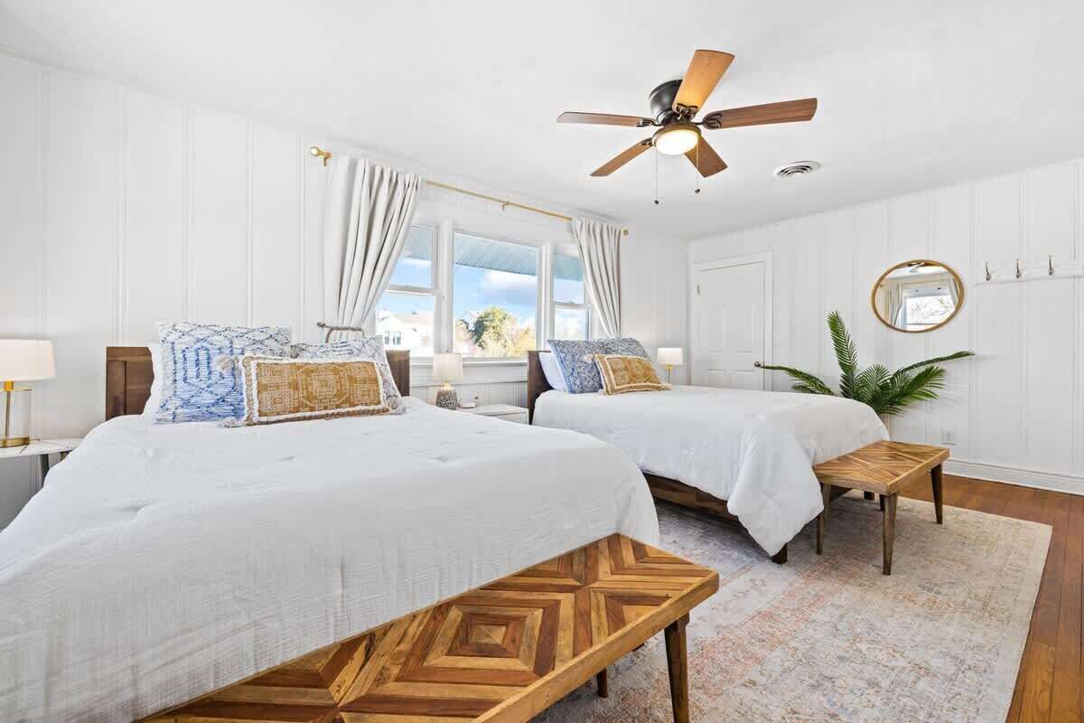 3 soverom, skrivebord, strykejern/-brett og reiseseng for barn