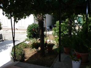 Property grounds - Apartman Žardin with AC and balcony (Punat)