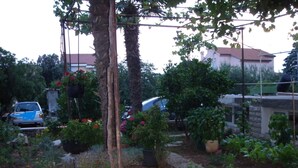 A garden with various plants and a bench. - Apartman Žardin with AC and balcony (Punat)