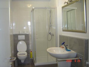 Serviettes fournies, papier toilette